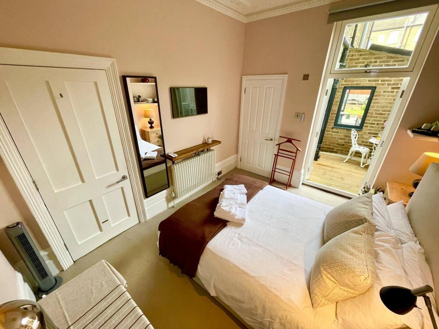 Luxury King-Bed Ensuite With Quiet Private Patio London Kültér fotó