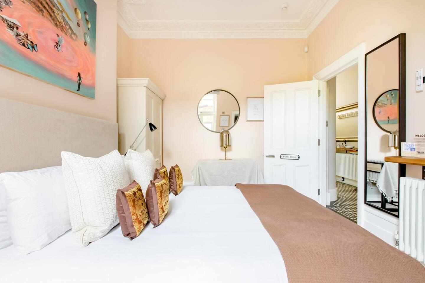 Luxury King-Bed Ensuite With Quiet Private Patio London Kültér fotó